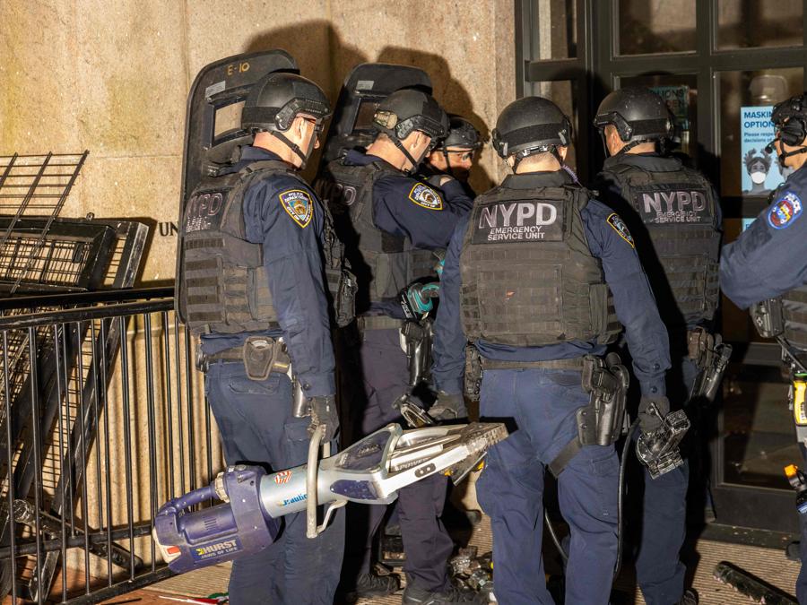 L’irruzione della polizia alla Columbia University di New York. (AFP)