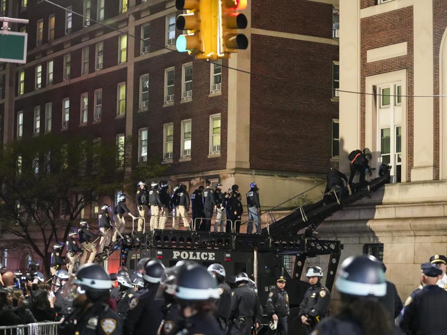 L’irruzione della polizia alla Columbia University di New York. (AFP)