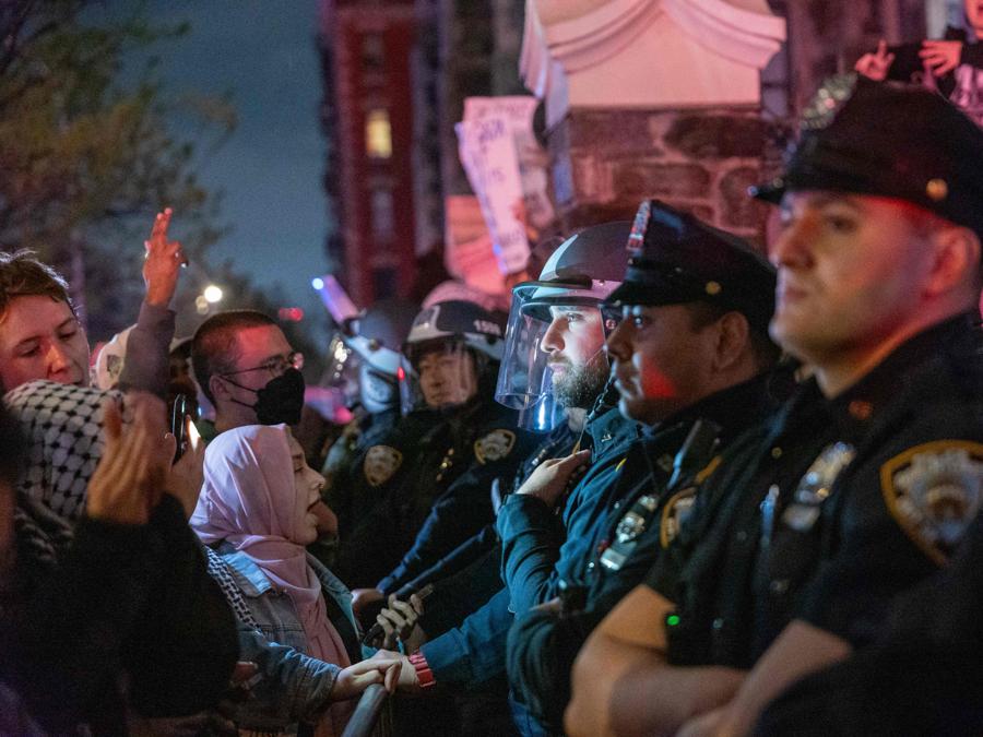 L’irruzione della polizia alla Columbia University di New York. (AFP)