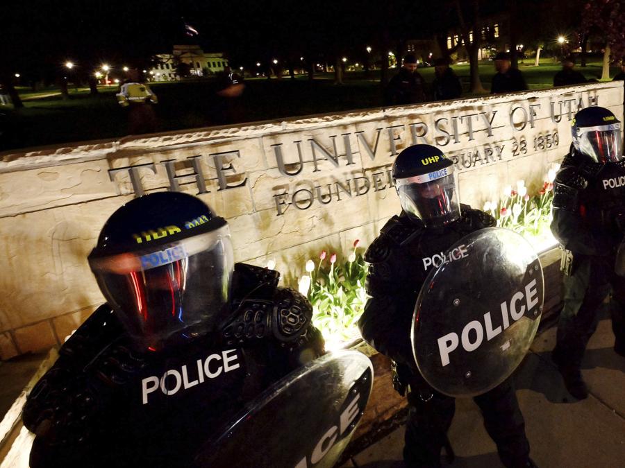 L’irruzione della polizia alla Columbia University di New York. (AP)