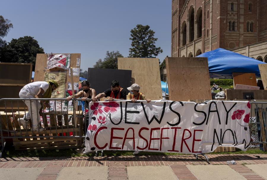 Le proteste all’Universita della California. (UCLA)  Los Angeles. (AP)