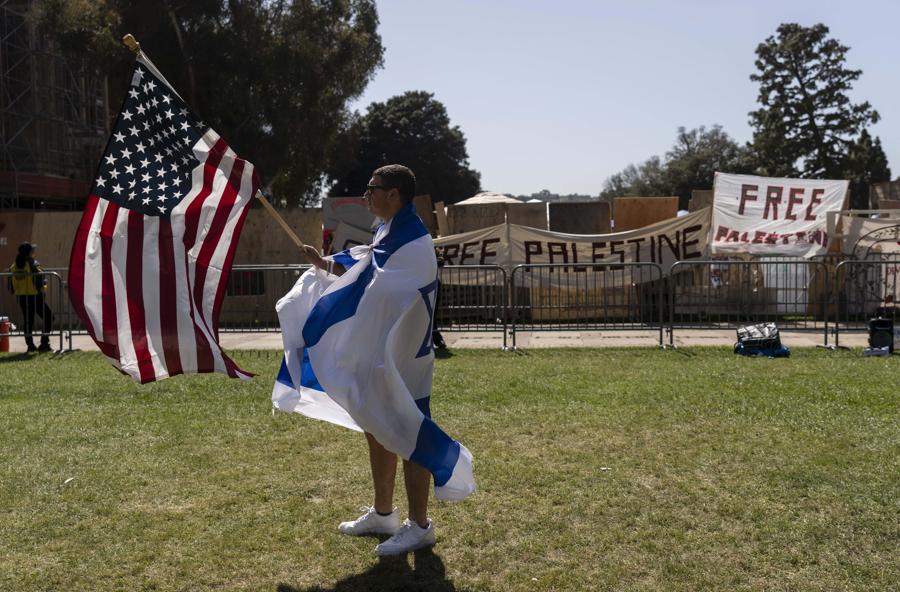 Le proteste all’Universita della California. (UCLA)  Los Angeles. (AP)