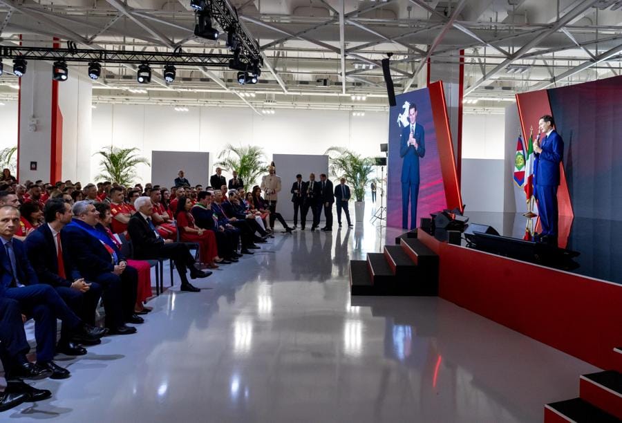 Il presidente di Ferrari John Elkann durante la visita a Maranello del presidente della Repubblica Italiana Sergio Mattarella per inaugurare l'e-building, lo stabilimento dove nasceranno vetture con motore termico, ibrido e il primo modello elettrico di Ferrari, 21 giugno 2024 (ANSA / grimfoto / Ufficio Stampa)