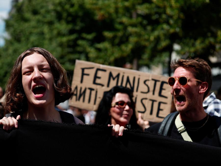 La manifestazione delle organizzazioni femministe per protestare contro il partito   di estrema destra francese Rassemblement National (RN), in vista delle prossime elezioni parlamentari francesi, a Parigi, Francia. (Reuters)