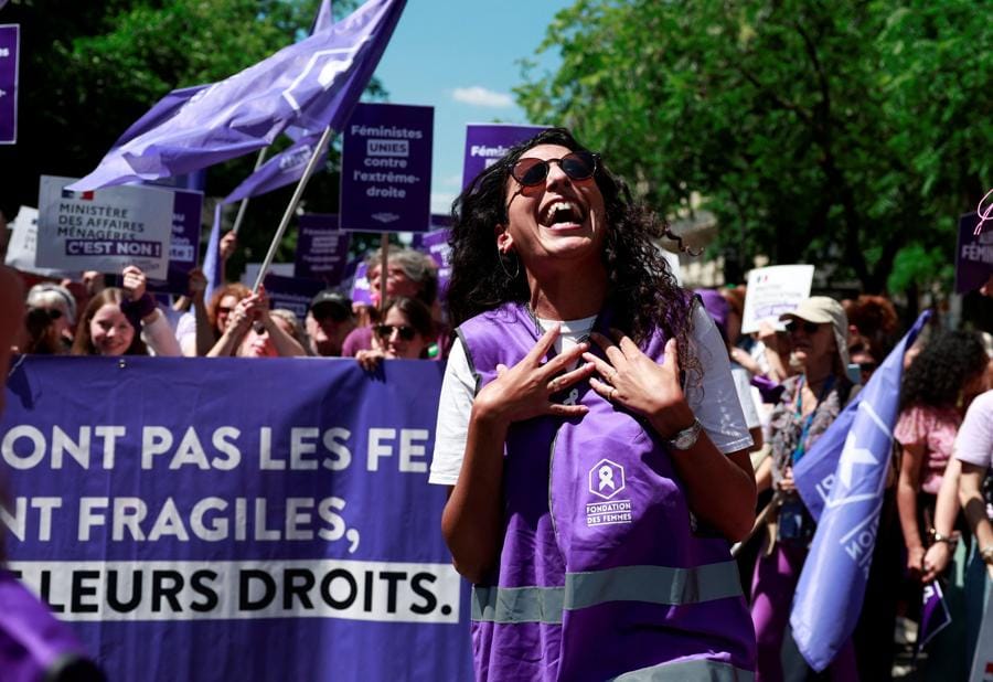 La manifestazione delle organizzazioni femministe per protestare contro il partito   di estrema destra francese Rassemblement National (RN), in vista delle prossime elezioni parlamentari francesi, a Parigi, Francia. (Reuters)