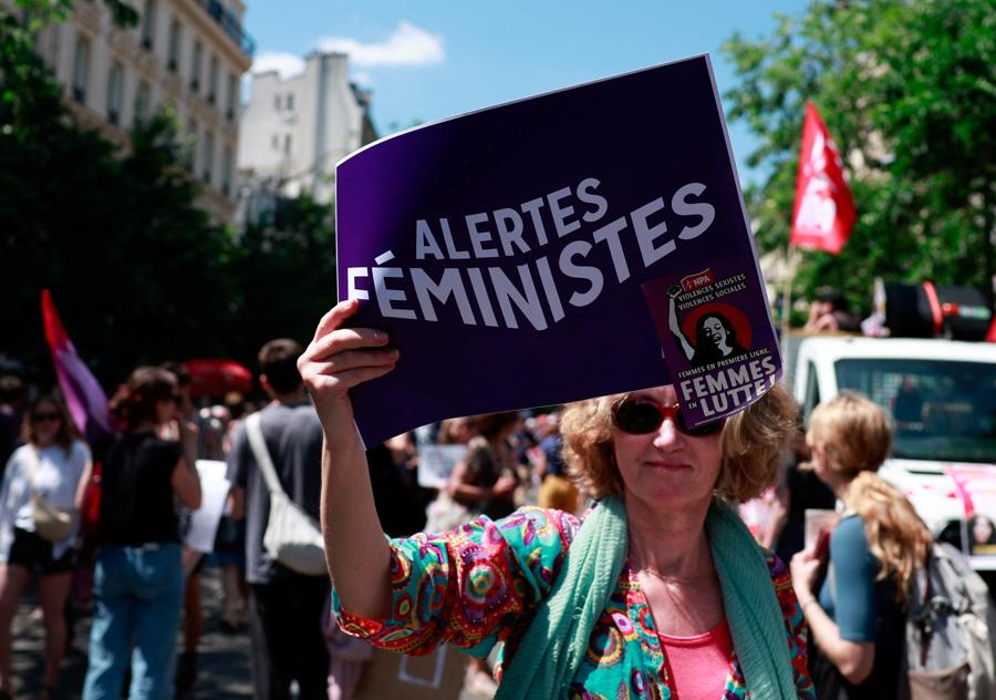 La manifestazione delle organizzazioni femministe per protestare contro il partito   di estrema destra francese Rassemblement National (RN), in vista delle prossime elezioni parlamentari francesi, a Parigi, Francia. (Reuters)