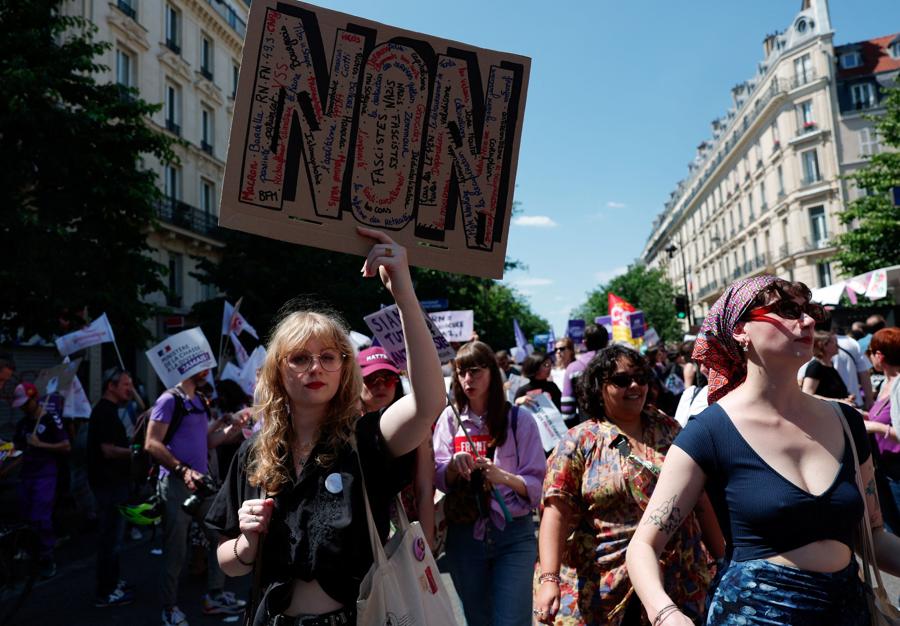 La manifestazione delle organizzazioni femministe per protestare contro il partito   di estrema destra francese Rassemblement National (RN), in vista delle prossime elezioni parlamentari francesi, a Parigi, Francia. (Reuters)
