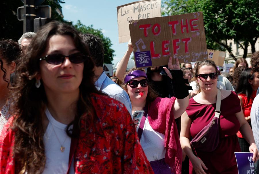 La manifestazione delle organizzazioni femministe per protestare contro il partito   di estrema destra francese Rassemblement National (RN), in vista delle prossime elezioni parlamentari francesi, a Parigi, Francia. (Reuters)