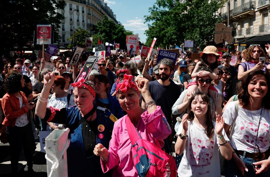 La manifestazione delle organizzazioni femministe per protestare contro il partito   di estrema destra francese Rassemblement National (RN), in vista delle prossime elezioni parlamentari francesi, a Parigi, Francia. (Reuters)