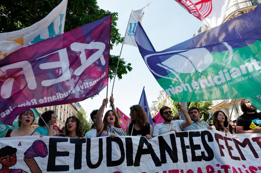 La manifestazione delle organizzazioni femministe per protestare contro il partito   di estrema destra francese Rassemblement National (RN), in vista delle prossime elezioni parlamentari francesi, a Parigi, Francia. (Reuters)