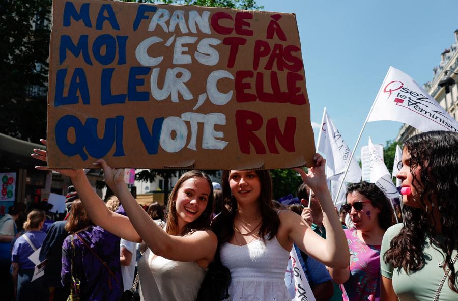 La manifestazione delle organizzazioni femministe per protestare contro il partito   di estrema destra francese Rassemblement National (RN), in vista delle prossime elezioni parlamentari francesi, a Parigi, Francia. Alcune ragazze espongono il cartello “La mia Francia per me non è la stessa  di coloro che votano per RN”. (Reuters)