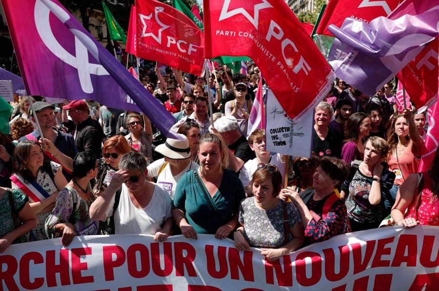 Mathilde Panot, del partito di opposizione francese di estrema sinistra La France Insoumise partecipa alla manifestazione delle organizzazioni femministe per protestare contro il partito di estrema destra francese Rassemblement National (RN), in vista delle prossime elezioni parlamentari francesi, a Parigi, Francia. (Reuters)