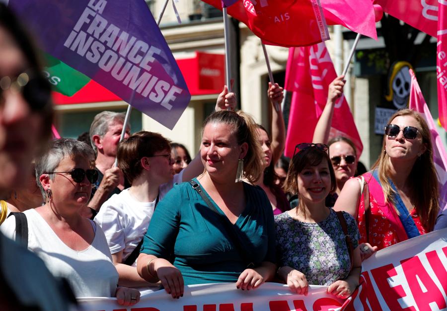 Mathilde Panot, del partito di opposizione francese di estrema sinistra La France Insoumise partecipa alla manifestazione delle organizzazioni femministe per protestare contro il partito di estrema destra francese Rassemblement National (RN), in vista delle prossime elezioni parlamentari francesi, a Parigi, Francia. (Reuters)