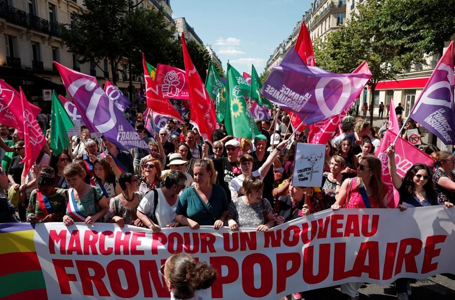 Mathilde Panot, del partito di opposizione francese di estrema sinistra La France Insoumise partecipa alla manifestazione delle organizzazioni femministe per protestare contro il partito di estrema destra francese Rassemblement National (RN), in vista delle prossime elezioni parlamentari francesi, a Parigi, Francia. (Reuters)