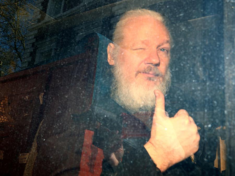 Il fondatore di WikiLeaks Julian Assange arriva alla Corte dei magistrati di Westminster, dopo essere stato arrestato a Londra, in Gran Bretagna, l’11 aprile 2019. REUTERS/Hannah McKay/file Photo