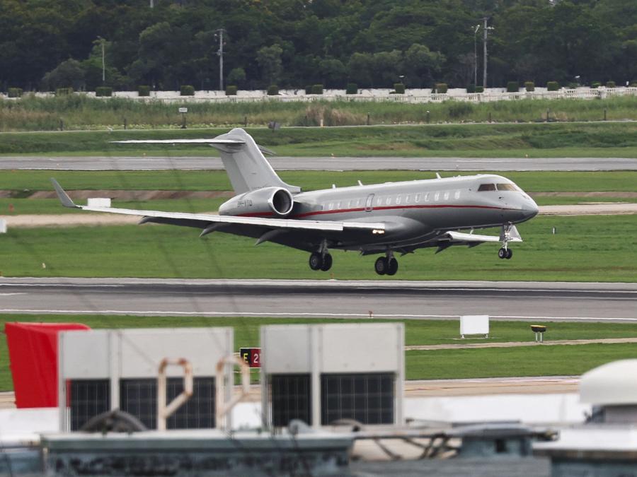 Il jet privato che si ritiene trasporta il fondatore di Wikileaks Julian Assange, dopo aver lasciato una prigione britannica, atterra sulla pista dell’aeroporto internazionale Don Mueang a Bangkok, Thailandia, il 25 giugno 2024. REUTERS/Chalinee Thirasupa