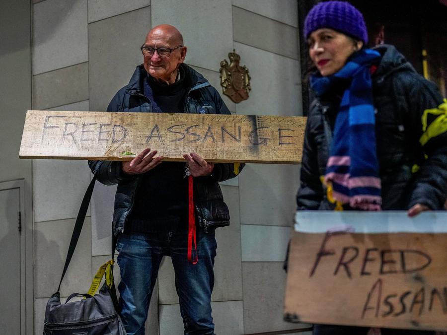 La gente partecipa a un evento che celebra la notizia del rilascio del fondatore di WikiLeaks Julian Assange presso il consolato britannico a Melbourne, Australia, il 25 giugno 2024. REUTERS/Asanka Brendon Ratnayake