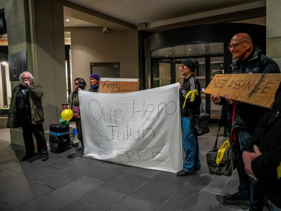La gente partecipa a un evento che celebra la notizia del rilascio del fondatore di WikiLeaks Julian Assange presso il consolato britannico a Melbourne, Australia, il 25 giugno 2024. REUTERS/Asanka Brendon Ratnayake