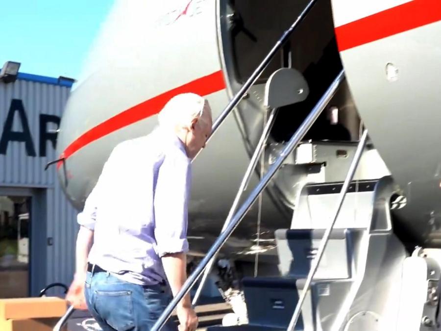 Un’immagine tratta da un video pubblicato da Wikileaks mostra il fondatore di WikiLeaks Julian Assange che sale su un aereo all’aeroporto di Stansted, Londra, Gran Bretagna, il 25 giugno 2024. Secondo i documenti depositati presso il tribunale distrettuale degli Stati Uniti per le Isole Marianne Settentrionali, i pubblici ministeri statunitensi hanno affermato di anticipare che Assange si dichiarerà colpevole dell’accusa penale di aver cospirato per ottenere e divulgare documenti riservati relativi alla difesa nazionale degli Stati Uniti. Una dichiarazione pubblicata da WikiLeaks sulla piattaforma di social media “X” afferma che Assange è stato liberato dal carcere di massima sicurezza di Belmarsh nel Regno Unito la mattina del 24 giugno, dopo aver trascorso lì 1.901 giorni. Gli è stata concessa la libertà su cauzione dall’Alta Corte di Londra ed è stato rilasciato all’aeroporto di Stansted nel pomeriggio. Quindi salì su un aereo e lasciò il Regno Unito per tornare in Australia. Sua moglie Stella ha confermato su X che “Julian è libero” e ha ringraziato i sostenitori.