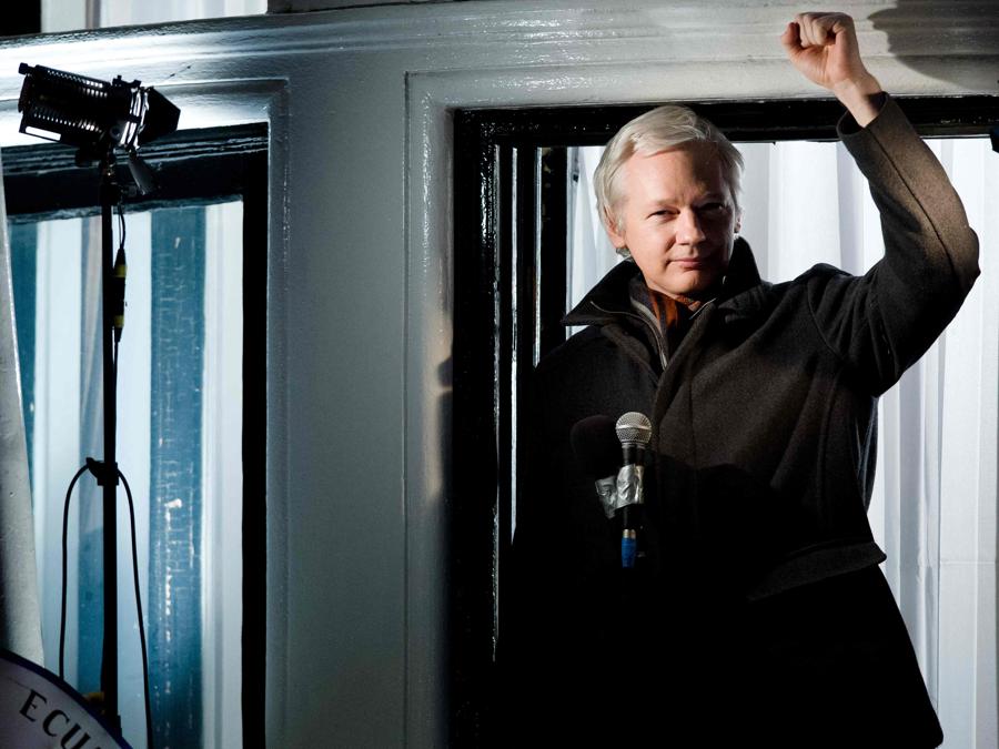 Il fondatore di Wikileaks, Julian Assange, fa un gesto mentre si rivolge ai membri dei media e ai sostenitori dalla finestra dell’ambasciata ecuadoriana a Knightsbridge, a ovest di Londra, il 20 dicembre 2012. Julian Assange “è libero” ed è stato rilasciato da una prigione di massima sicurezza a Londra. prigione dove è stato detenuto per cinque anni, ha detto la sua organizzazione Wikileaks il 24 giugno, dopo aver raggiunto un patteggiamento da parte degli Stati Uniti. L’australiano di 52 anni è stato portato lunedì 24 giugno dalla prigione di Belmarsh all’aeroporto di Stansted a Londra, dice una dichiarazione di Wikileaks, da dove si è imbarcato su un volo per una destinazione senza nome. (Foto di LEON NEAL/AFP)