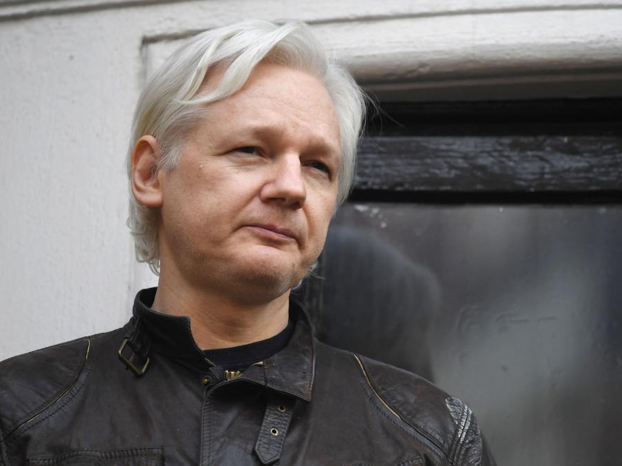 (Il fondatore di Wikileaks Julian Assange parla dal balcone dell’Ambasciata dell’Ecuador a Londra il 19 maggio 2017. Julian Assange “è libero” ed è stato rilasciato da una prigione di massima sicurezza londinese dove è stato detenuto per cinque anni, secondo Wikileaks ha detto martedì l’organizzazione, dopo aver raggiunto un patteggiamento da parte degli Stati Uniti. L’australiano di 52 anni è stato portato lunedì dalla prigione di Belmarsh all’aeroporto di Stansted di Londra, dice una dichiarazione di Wikileaks, da dove si è imbarcato su un volo per una destinazione senza nome. (Foto di Justin TALLIS/AFP)