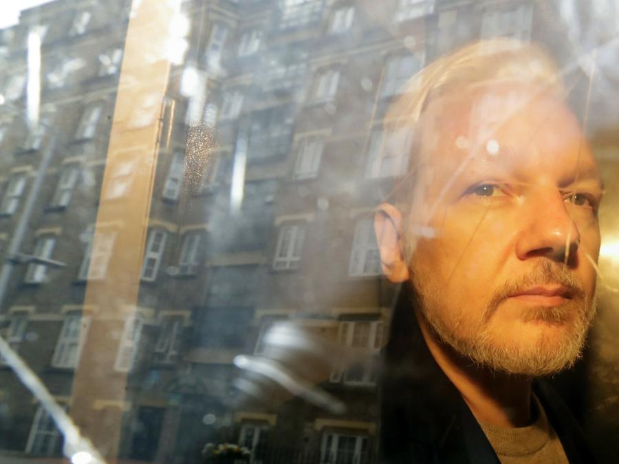 Gli edifici si riflettono nella finestra mentre il fondatore di WikiLeaks Julian Assange viene prelevato dal tribunale, dove era comparso con l’accusa, mercoledì 1 maggio 2019, di aver saltato la cauzione britannica sette anni fa, a Londra. Assange si dichiarerà colpevole di un reato in un accordo con il Dipartimento di Giustizia degli Stati Uniti che lo libererà dalla prigione e risolverà una lunga saga legale sulla pubblicazione di una serie di documenti riservati. (AP Photo/Matt Dunham, file) Associated Press/LaPresse