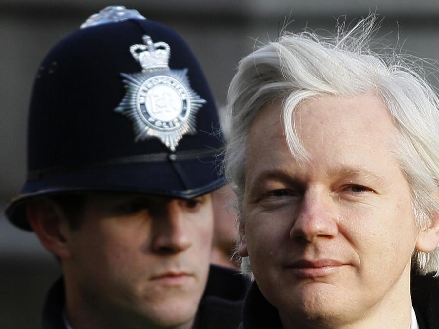 Julian Assange, il quarantenne fondatore di WikiLeaks, arriva alla Corte Suprema di Londra, mercoledì 1 febbraio 2012. Assange si dichiarerà colpevole di un’accusa di crimine in un accordo con il Dipartimento di Giustizia degli Stati Uniti che lo libererà dal carcere e risolvere una lunga saga legale sulla pubblicazione di una serie di documenti riservati. (AP Photo/Kirsty Wigglesworth, file) Associated Press/LaPresse