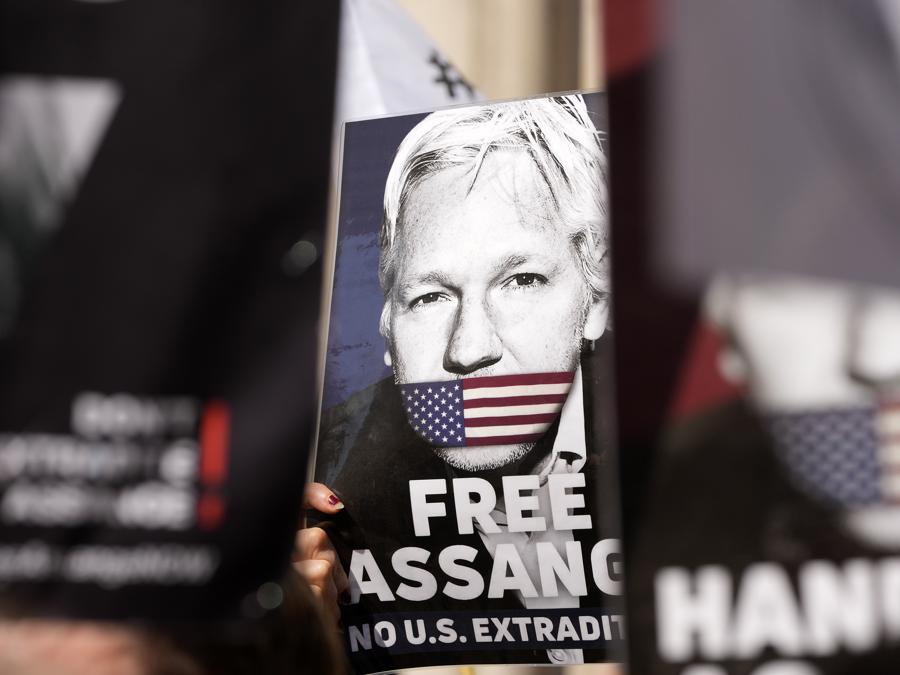 I manifestanti tengono cartelli a sostegno del fondatore di WikiLeaks Julian Assange fuori dall’Alta Corte di Londra, lunedì 20 maggio 2024. Assange si dichiarerà colpevole di un’accusa di crimine in un accordo con il Dipartimento di Giustizia degli Stati Uniti che lo libererà dalla prigione e risolverà una lunga saga legale sulla pubblicazione di una serie di documenti riservati. (AP Photo/Kin Cheung, file) Associated Press/LaPresse