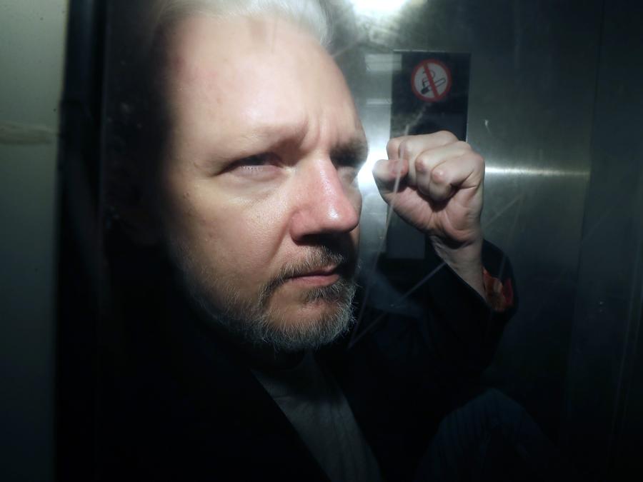 Il fondatore di WikiLeaks Julian Assange viene prelevato dal tribunale, dove è comparso con l’accusa di aver saltato la cauzione britannica sette anni fa, a Londra, mercoledì 1 maggio 2019. Assange si dichiarerà colpevole di un’accusa di crimine in un accordo con il Dipartimento di Giustizia degli Stati Uniti che lo libererà dalla prigione e risolverà una lunga saga legale sulla pubblicazione di una serie di documenti riservati. (AP Photo/Matt Dunham, file) Associated Press/LaPresse