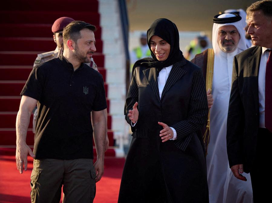 Il presidente ucraino Volodymyr Zelenskiy e il ministro di Stato del Qatar per la cooperazione internazionale presso il Ministero degli affari esteri, Lolwah Bint Rashid Al Khater, si incontrano all’aeroporto internazionale di Doha, Qatar. Ukrainian Presidential Press Service/Handout via REUTERS