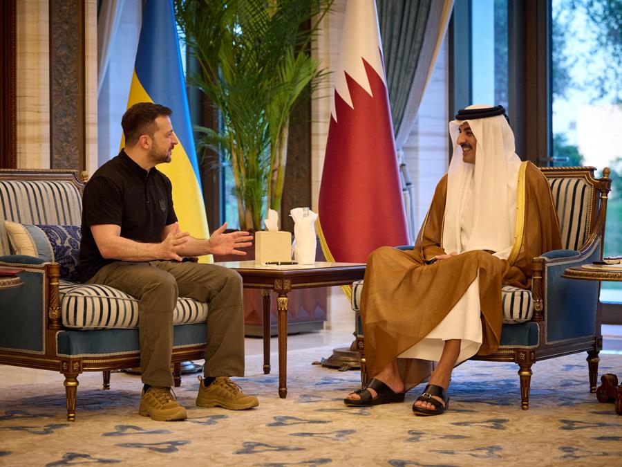 Il presidente ucraino Volodymyr Zelenskiy e l’emiro del Qatar, lo sceicco Tamim bin Hamad bin Khalifa Al Thani, si incontrano a Doha, Qatar. Ukrainian Presidential Press Service/Handout via REUTERS