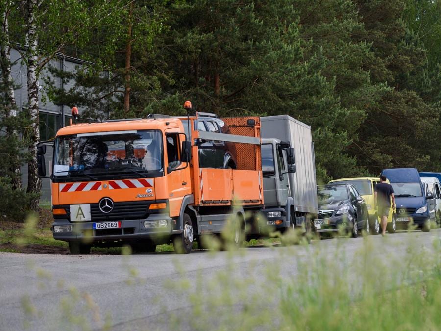 I camion donati da imprese private e i veicoli sequestrati vengono convertiti per essere consegnati all’esercito e al corpo medico ucraino in Lettonia. Un piccolo parcheggio fuori dalla capitale lettone ospita circa 100 auto sequestrate a guidatori ubriachi. Attendono riparazioni e riverniciature prima del loro ultimo viaggio: in prima linea in Ucraina. (Photo by Gints Ivuskans / AFP)