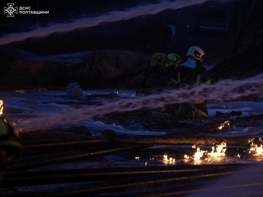 I vigili del fuoco lavorano sul luogo di un attacco di droni russi nella regione di Poltava, in Ucraina. Press service of the State Emergency Service of Ukraine in Poltava region/Handout via REUTERS