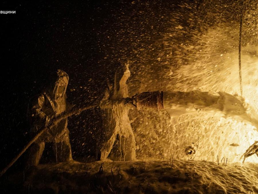 I vigili del fuoco lavorano sul luogo di un attacco di droni russi nella regione di Poltava, in Ucraina. Press service of the State Emergency Service of Ukraine in Poltava region/Handout via REUTERS