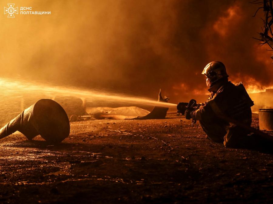 I vigili del fuoco lavorano sul luogo di un attacco di droni russi nella regione di Poltava, in Ucraina. Press service of the State Emergency Service of Ukraine in Poltava region/Handout via REUTERS