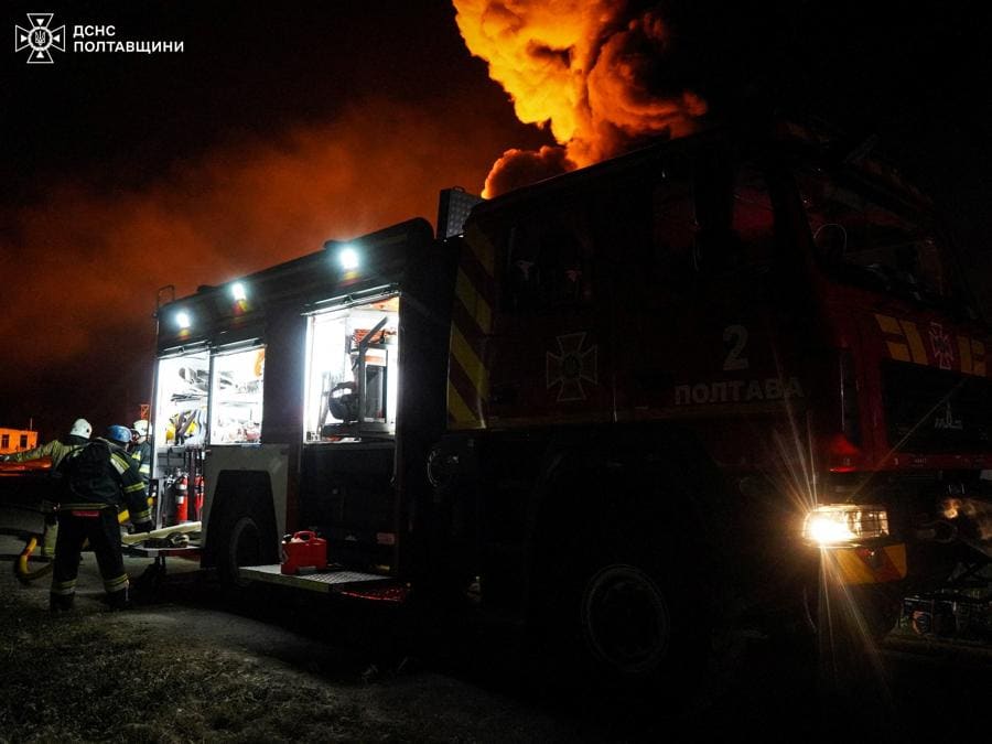 I vigili del fuoco lavorano sul luogo di un attacco di droni russi nella regione di Poltava, in Ucraina. Press service of the State Emergency Service of Ukraine in Poltava region/Handout via REUTERS