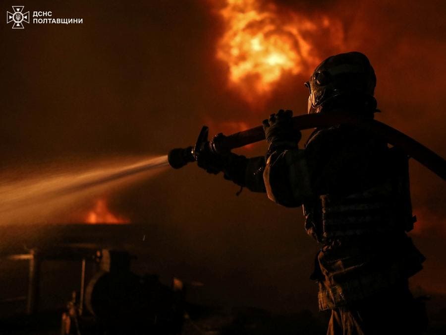I vigili del fuoco lavorano sul luogo di un attacco di droni russi nella regione di Poltava, in Ucraina. Press service of the State Emergency Service of Ukraine in Poltava region/Handout via REUTERS
