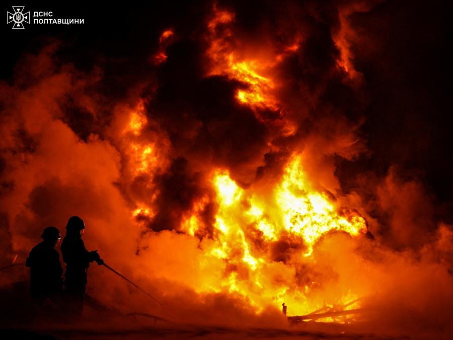 I vigili del fuoco lavorano sul luogo di un attacco di droni russi nella regione di Poltava, in Ucraina. Press service of the State Emergency Service of Ukraine in Poltava region/Handout via REUTERS