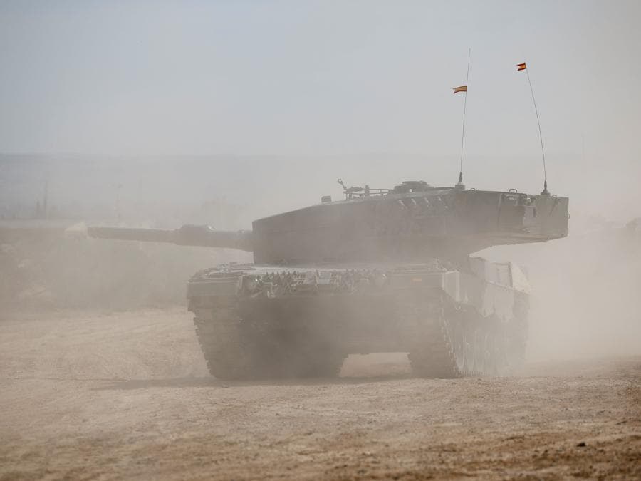 Membri delle forze armate spagnole addestrano il personale militare ucraino al funzionamento e alla manutenzione dei carri armati Leopard, presso il Centro di addestramento San Gregorio a Saragozza, Spagna. REUTERS/Juan Medina/File Photo