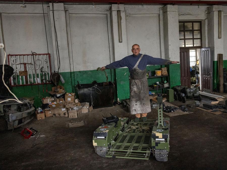 Dmytro Mamonov dimostra la stabilità di un veicolo di evacuazione medica telecomandato che ha costruito per i militari nella sua officina, in una località sconosciuta nell’Ucraina centrale. REUTERS/Thomas Peter