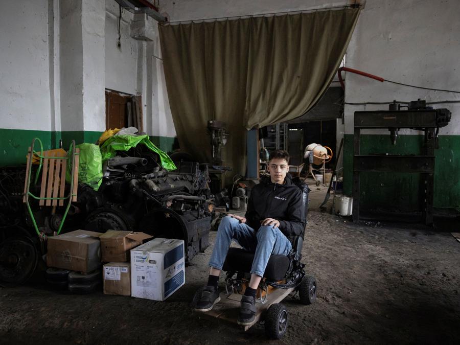 Yelisei Mamonov, 14 anni, seduto su un veicolo di prova nell’officina di suo padre Dmytro Mamonov dove producono veicoli di evacuazione medica telecomandati, in una località sconosciuta nell’Ucraina centrale. REUTERS/Thomas Peter