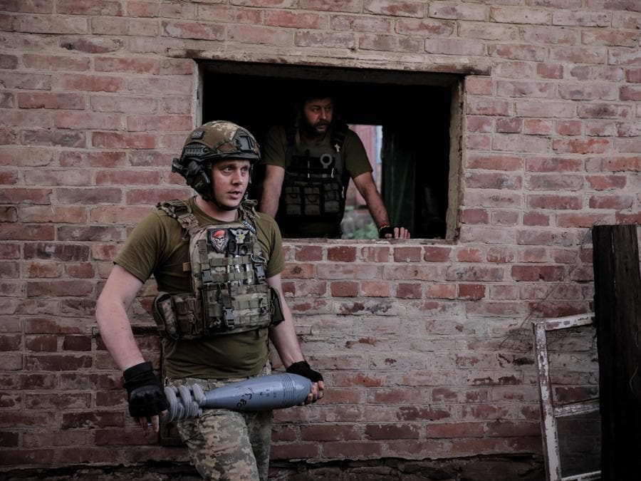 Un militare ucraino della 24a Brigata Meccanizzata si prepara a sparare con un mortaio da 120 mm contro una posizione russa in prima linea, in una località sconosciuta nella regione di Donetsk. (Photo by Handout / Press service of the 24th Mechanized Brigade / AFP) 