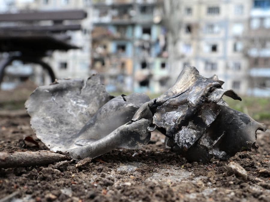 Un pezzo di detriti di un razzo  sulla scena di uno attacco missilistico vicino a un edificio residenziale a Zaporizhzhia, Ucraina. EPA/KATERYNA KLOCHKO