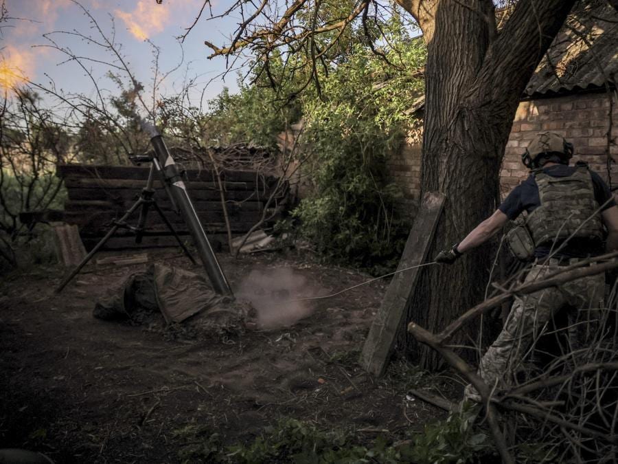 Un’immagine resa disponibile dalla 24a Brigata Meccanizzata ucraina mostra i militari ucraini della 24a Brigata Meccanizzata  mentre si preparano a sparare con un mortaio da 120 mm verso le posizioni russe in prima linea in una località sconosciuta nella regione di Donetsk, Ucraina. EPA/Oleg Petrasiuk / 24th Mechanized Brigade