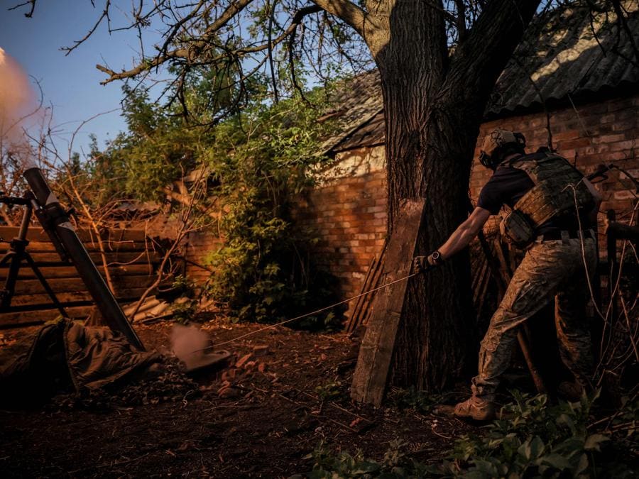 Un militare ucraino della 24a Brigata Meccanizzata spara con un mortaio da 120 mm contro una posizione russa in prima linea, in una località sconosciuta nella regione di Donetsk. (Photo by Handout / Press service of the 24th Mechanized Brigade / AFP)