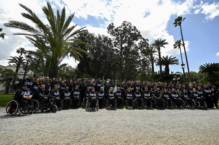 Il presidente della Repubblica, Sergio Mattarella, in posa per una foto di gruppo con tutti gli atleti olimpici e paralimpici durante la cerimonia nei giardini del Quirinale di consegna della bandiera tricolore per gli atleti in partenza per i Giochi Olimpici e Paralimpici di Parigi, Roma, 13 giugno 2024. (Ansa / Riccardo Antimiani)(