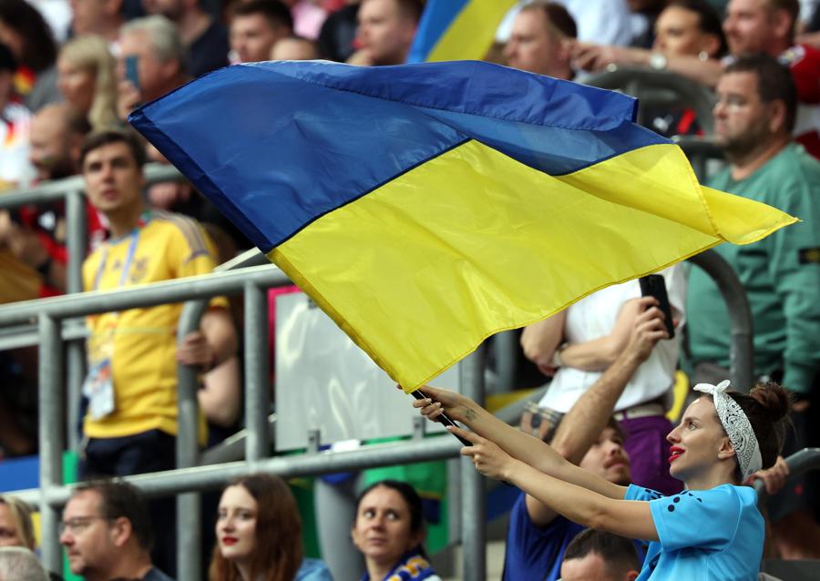 I tifosi ucraini durante la partita di calcio  UEFA EURO 2024 tra Slovacchia e Ucraina, a Dusseldorf. (EPA)