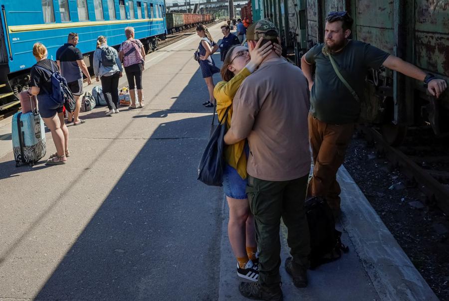 Abbracci durante una breve pausa dal  servizio in prima linea, durante l’attacco russo all’Ucraina, alla stazione ferroviaria di Kramatorsk, Ucrai. (Reuters)