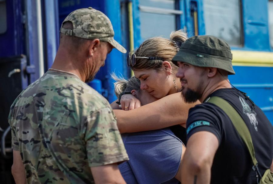Abbracci durante una breve pausa dal  servizio in prima linea, durante l’attacco russo all’Ucraina, alla stazione ferroviaria di Kramatorsk, Ucraina. (Reuters)