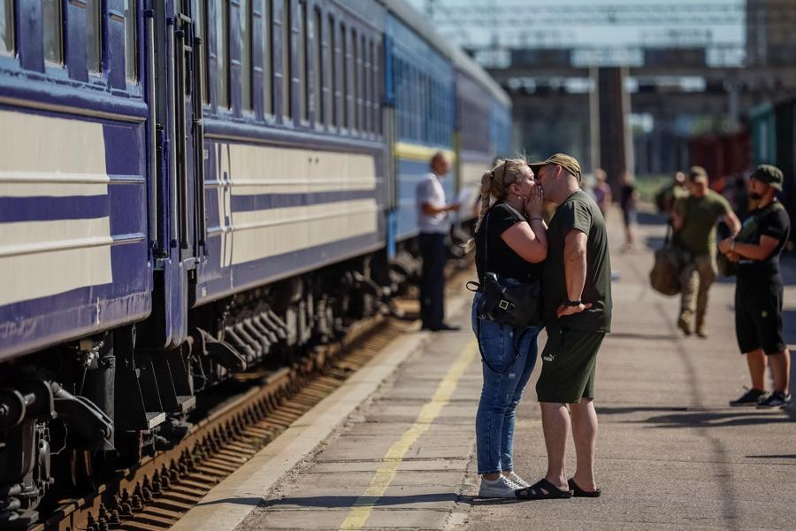 Un militare ucraino bacia la sua compagna,  durante una breve pausa dal suo servizio in prima linea,  alla stazione ferroviaria di Kramatorsk, Ucraina. (Reuters)